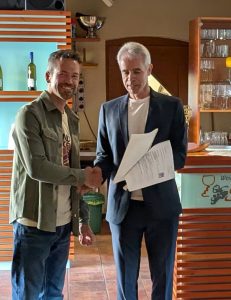 SVR-Ehrennadel für Martin Hermes überreicht von Vorgänger Jürgen Klein